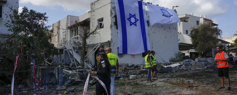 Un bâtiment touché à Kiryat Bialik, au nord d'Israël. [KEYSTONE - ARIEL SCHALIT]