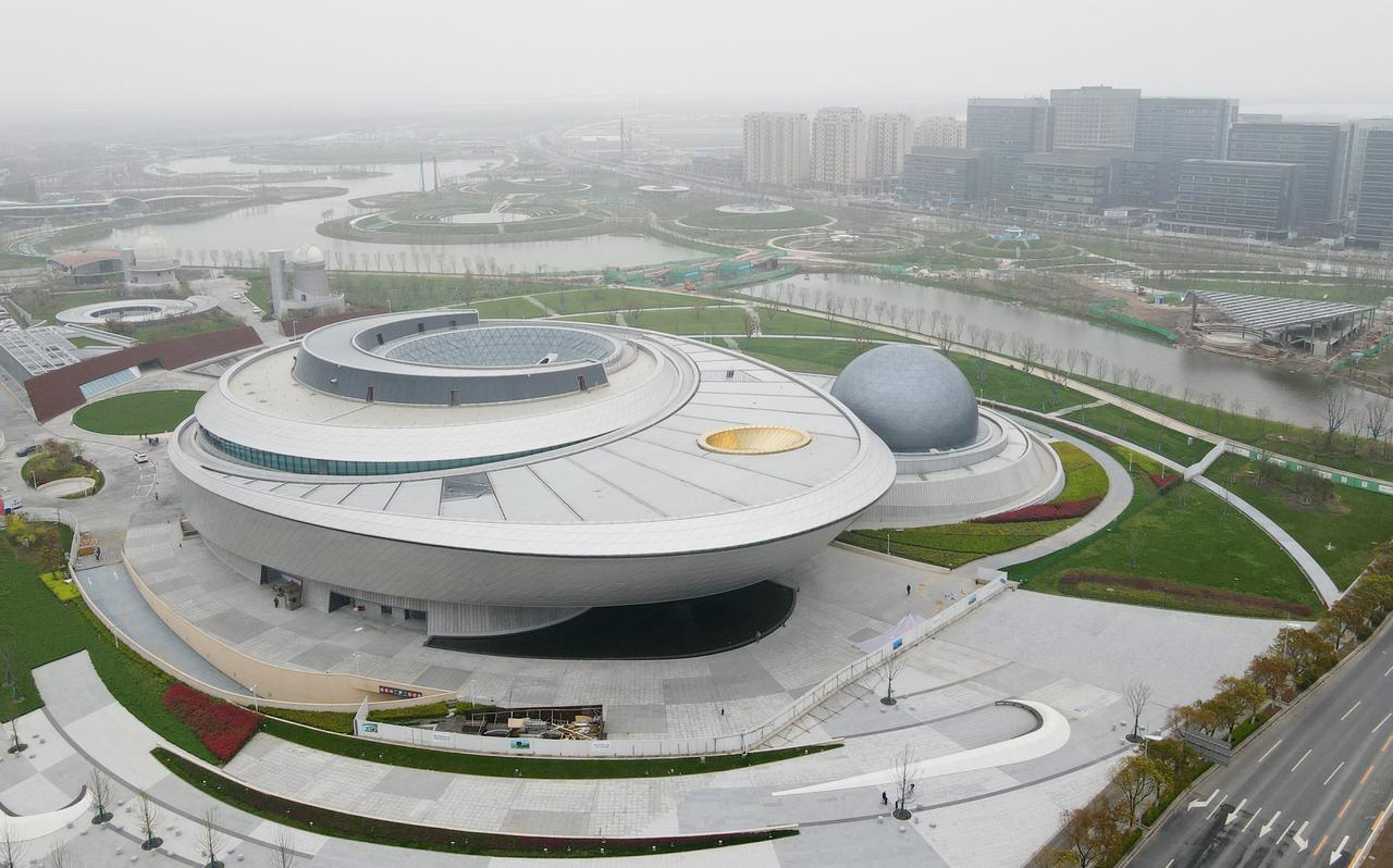 Une photo aérienne prise le 2 avril 2021 montre le bâtiment principal du Planétarium de Shanghai dans le nouveau quartier de Pudong, à l'est de Shanghai. [Xinhua via AFP - FANG ZHE]