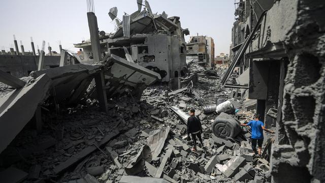 L'armée israélienne a bombardé samedi la bande de Gaza et ordonné de nouvelles évacuations à Rafah. [KEYSTONE - MOHAMMED SABER]
