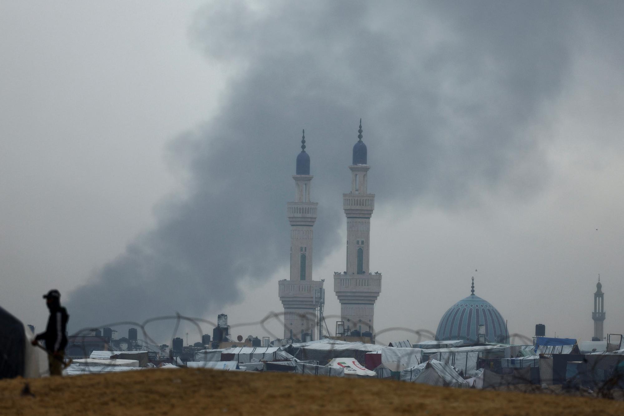 Les combats font toujours rage à Gaza, comme le montre ici la fumée émanant d'une frappe israélienne sur Khan Younès au sud. [Reuters - Mohammed Salem]