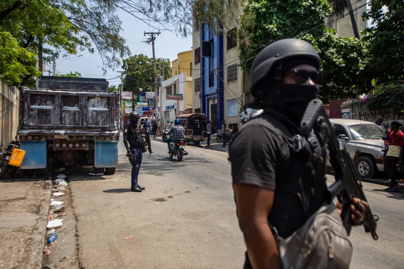 Les forces de police sont démunies face aux gangs à Port-au-Prince, la capitale d'Haïti. [Keystone - Mentor David Lorens]