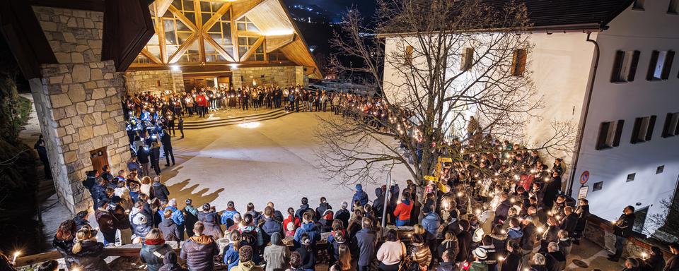 Une veillée a été organisée à Vex (VS) après la mort près de la Tête Blanche de cinq randonneurs à ski. [Keystone - Valentin Flaraud]