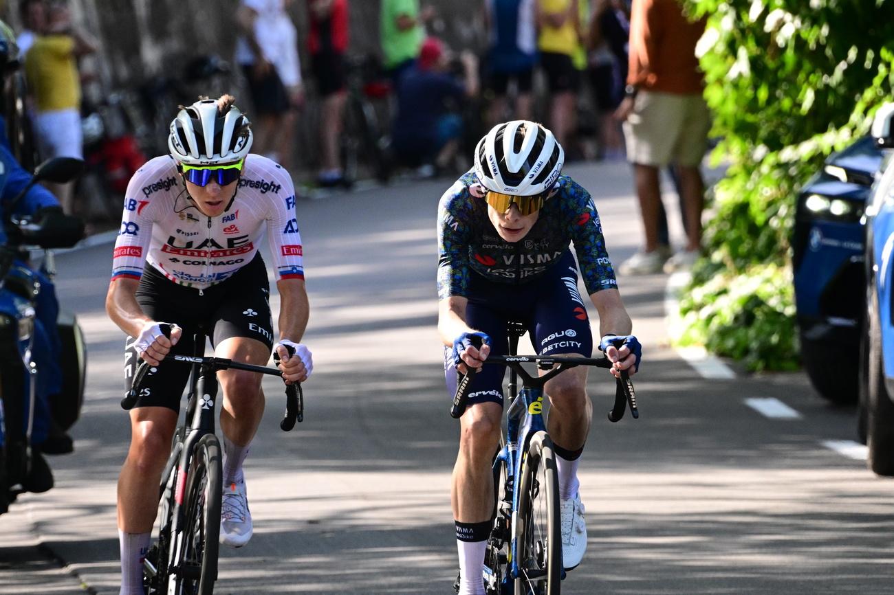 Tadej Pogacar (à gauche) et Jonas Vingegaard se sont expliqués pour la 1re fois dans ce Tour de France 2024. [KEYSTONE - BERNARD PAPON / POOL]