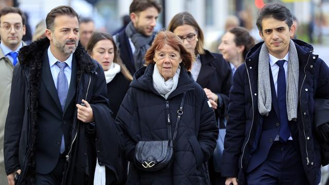 Gisèle Pelicot (au centre), escortée par ses conseils, Stéphane Babonneau (à droite) et Antoine Camus (à gauche) arrivent à la cour criminelle d'Avignon, le 20 novembre 2024. [Keystone/epa - Guillaume Horcajuelo]