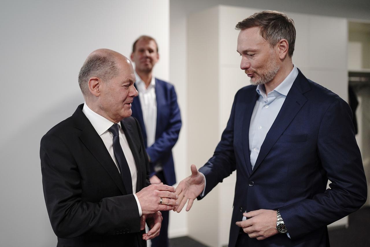 Le chancelier allemand  Olaf Scholz (SPD) et Christian Lindner (FDP), ministre des Finances, se saluent lors d'un événement en 2024. [KEYSTONE - MICHAEL KAPPELER]