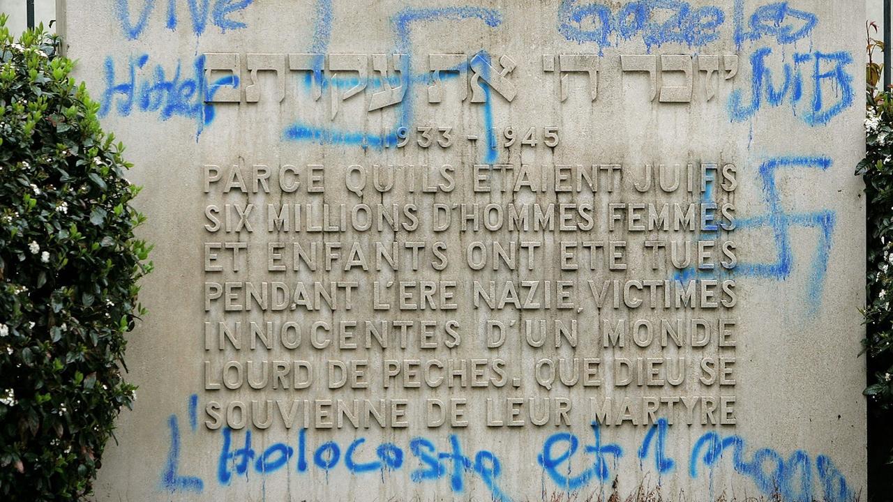 Plusieurs croix gammées et des inscriptions antisémites, découvertes le 17 avril 2005 sur la grande synagogue Beth Yaacov de Genève. [KEYSTONE - MARTIAL TREZZINI]