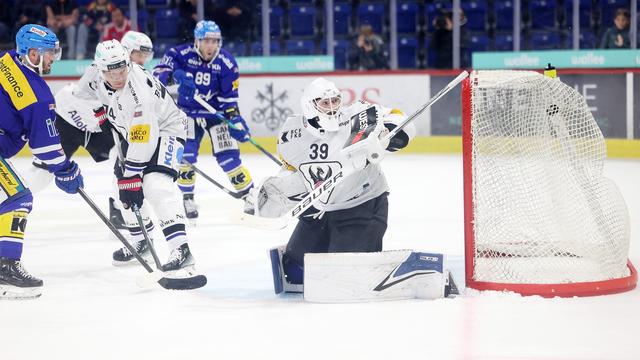 Rüegger voit le puck entrer dans sa cage, c'est 1-0 pour Kloten. [Patrick Straub - Freshfocus]