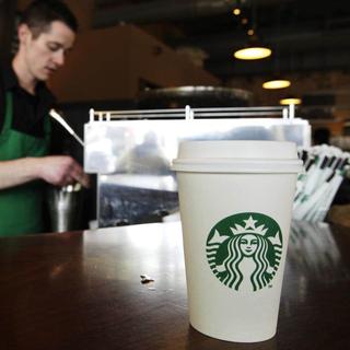 Une grande partie des employés de Starbucks et Amazon sont en grève aux Etats-Unis. [Keystone]