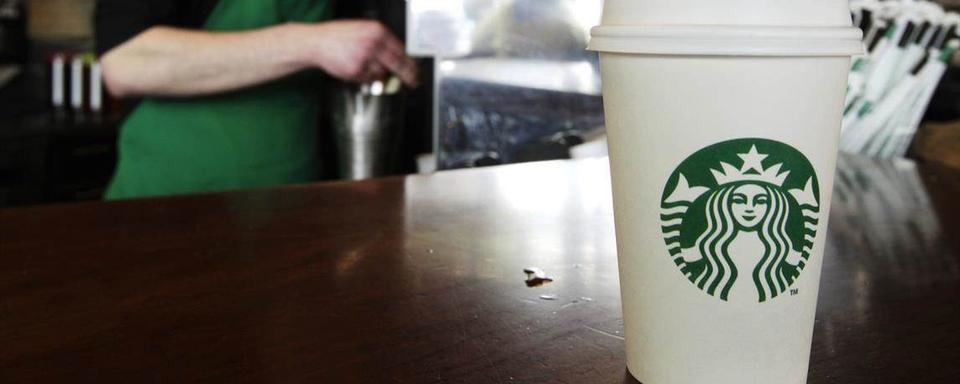 Une grande partie des employés de Starbucks et Amazon sont en grève aux Etats-Unis. [Keystone]