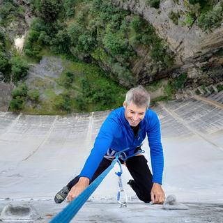 Barrage dʹEmosson, la plus grande voie dʹescalade artificielle du monde. [RTS - Christophe Canut]