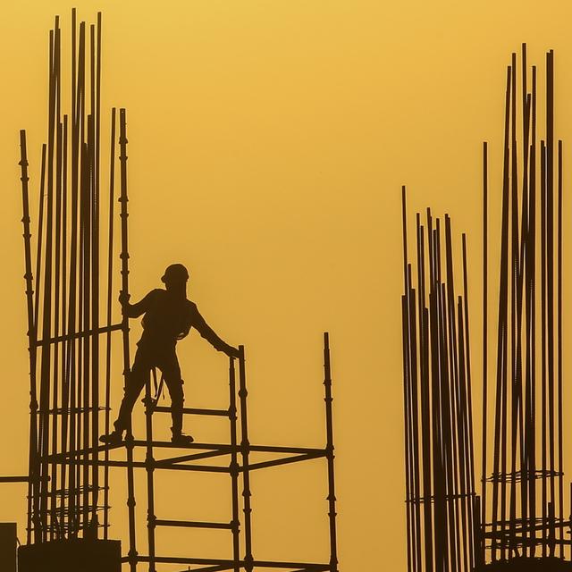Un ouvrier indien en train de travailler sur un chantier du Gujarat lors d'une canicule en Asie du Sud-Est. [Keystone/EPA - Divyakant Solanki]