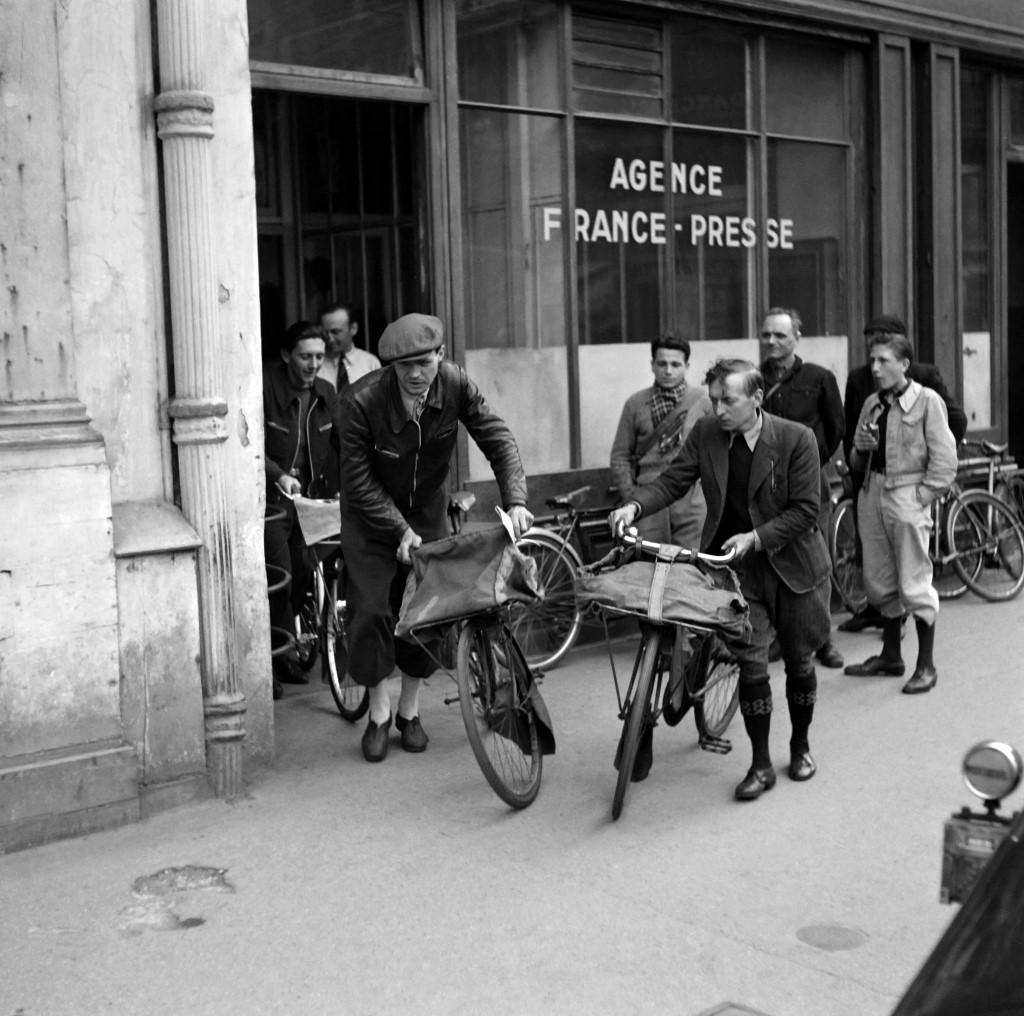 Des livreurs quittent l'immeuble de l'Agence France-Presse, place de la Bourse à Paris, en 1950. [AFP - -]