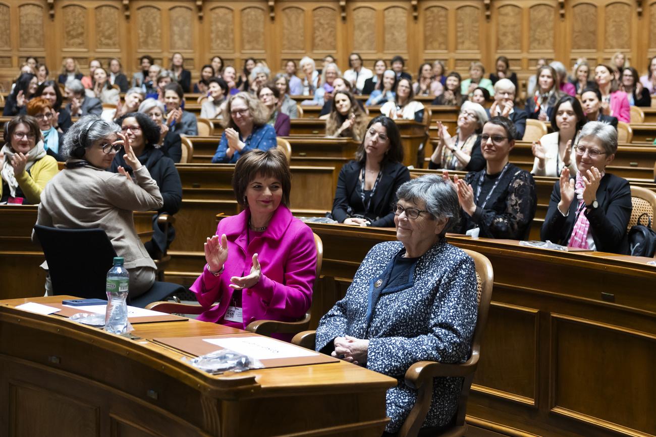 Ruth Metzler et Ruth Dreifuss, deux anciennes conseillères fédérales invitées au Parlement à l'occasion de la journée du droit des femmes. [KEYSTONE - PETER KLAUNZER]
