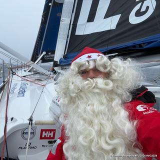 Romain Attanasio en Père Noël. [Vendée Globe 2024 - Romain Attanasio]