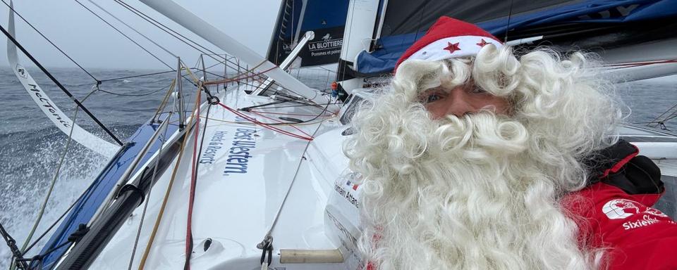 Romain Attanasio en Père Noël. [Vendée Globe 2024 - Romain Attanasio]