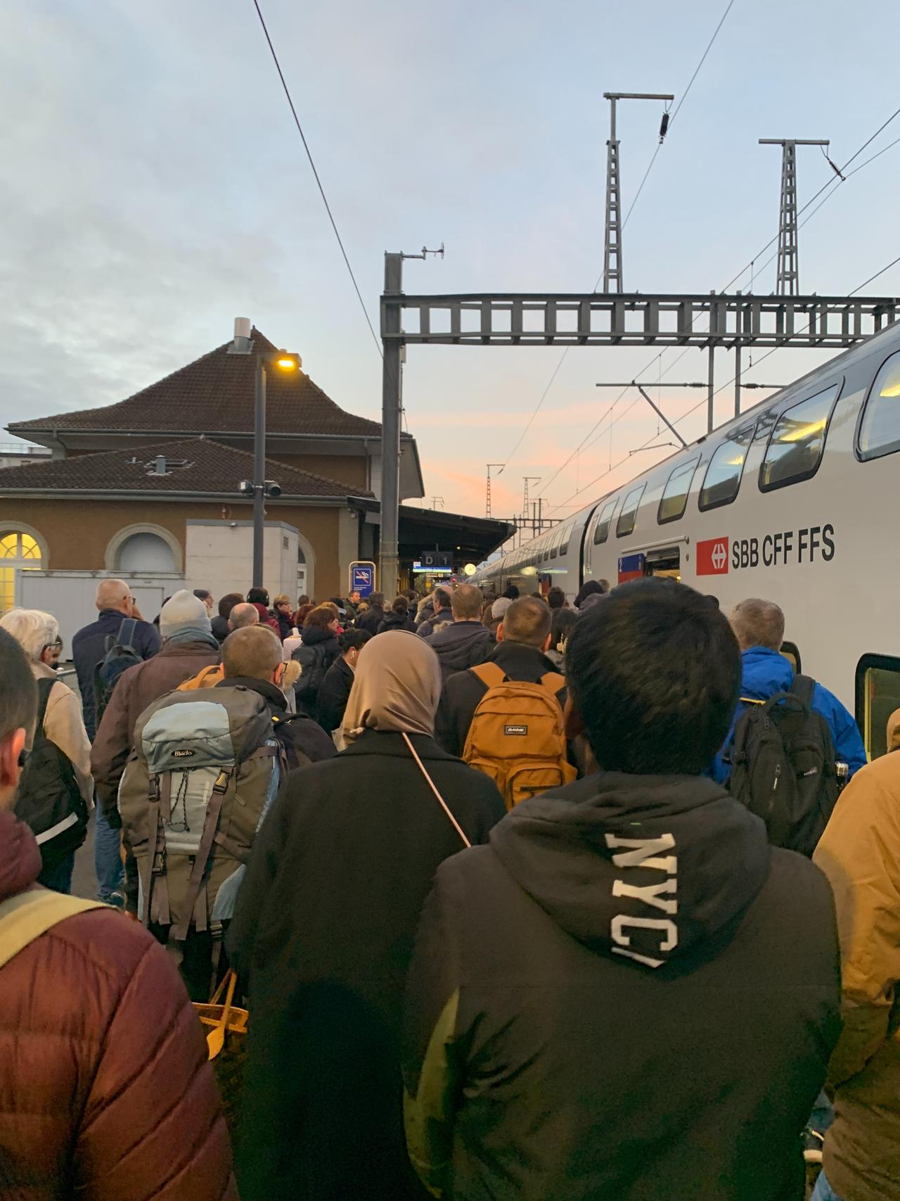 Des passagers ont parfois dû débarquer à Morges et prendre un bus pour poursuivre leur voyage le lundi matin 18 novembre 2024. [RTS]