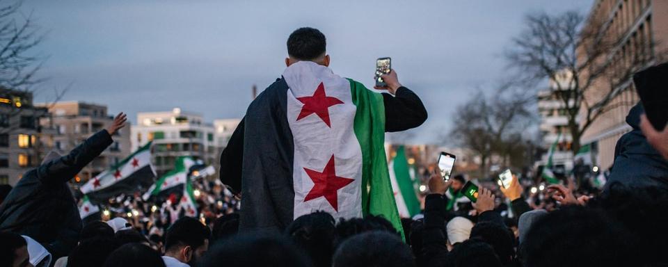 Des Syriens célèbrent la chute du régime de Bachar al-Assad à Essen, en Allemagne (image d'illustration). [Keystone - Hesham Elsherif / Anadolu]