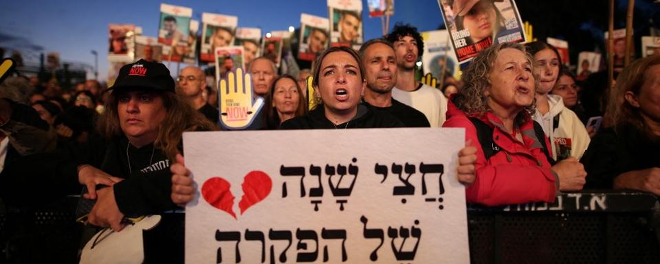 Des milliers de personnes manifestent devant le parlement israélien à Jérusalem pour la libération des otages. [AFP - Saeed Qaq / Anadolu]