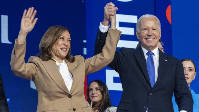 Joe Biden passe le flambeau à Kamala Harris. [Keystone - AP Photo/Jacquelyn Martin]