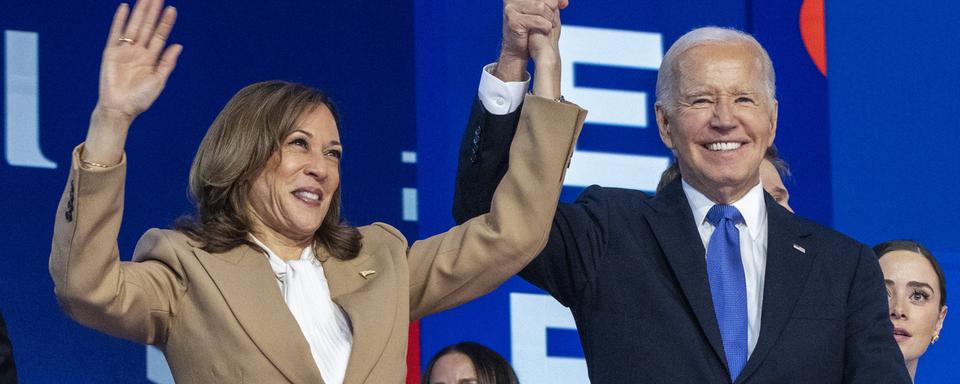 Joe Biden passe le flambeau à Kamala Harris. [Keystone - AP Photo/Jacquelyn Martin]