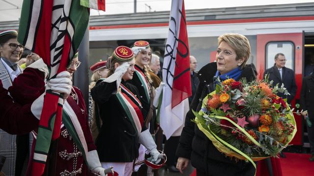 La présidente de la Confédération Karin Keller-Sutter fêtée à Wil (ST). [KEYSTONE - ENNIO LEANZA]