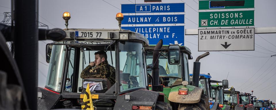 Le gouvernement français promet un dispositif défensif face à la menace du siège de Paris par les agricutleurs. [Keystone - CHRISTOPHE PETIT TESSON]