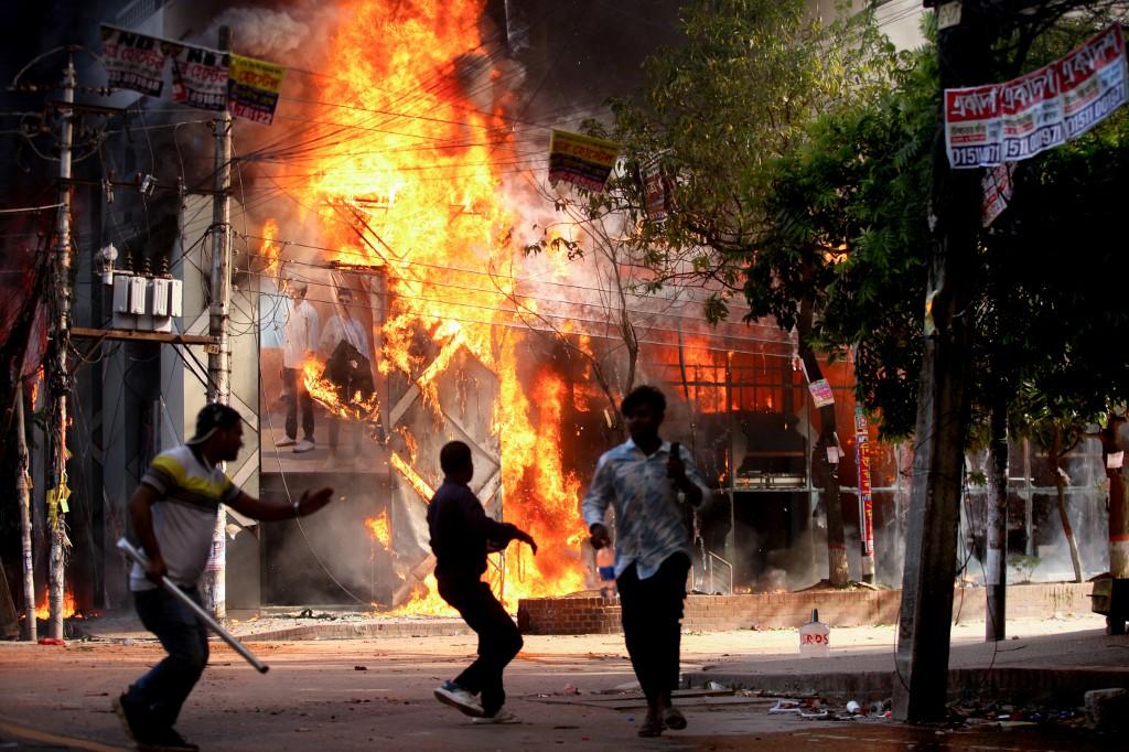 Un magasin de Dacca en feu lors d'une manifestation anti-gouvernementale au Bangladesh. [AFP - ABU SUFIAN JEWEL]