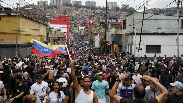 Des manifestants contestent la victoire officielle de Nicolas Maduro dans les rues de Caracas. [Keystone - Cristian Hernandez]