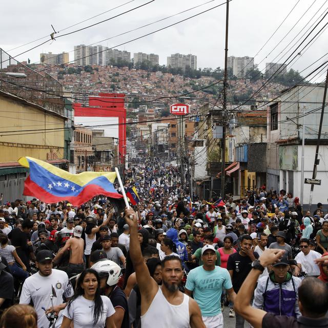 Des manifestants contestent la victoire officielle de Nicolas Maduro dans les rues de Caracas. [Keystone - Cristian Hernandez]