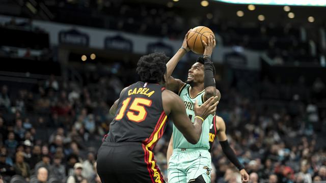 Clint Capela a tenu son rang défensivement. [Keystone - AP Photo/Matt Kelley]