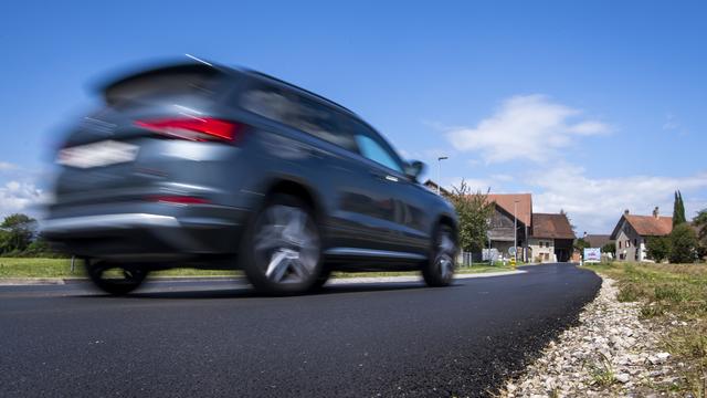 Plus de 200'000 véhicules de tourisme circulaient en 2023 sur les routes fribourgeoises. [Keystone - Jean-Christophe Bott]