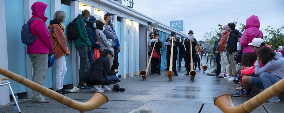 Des cors des Alpes qui retentissent tôt lors du festival des Aubes musicales aux Bains des Paquis de Genève. [Keystone - Salvatore Di Nolfi]