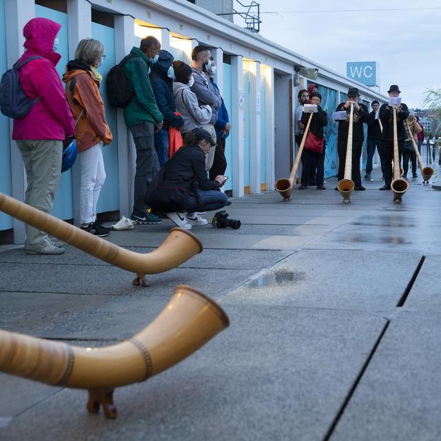 Des cors des Alpes qui retentissent tôt lors du festival des Aubes musicales aux Bains des Paquis de Genève. [Keystone - Salvatore Di Nolfi]