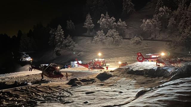 Des hélicoptères pour la recherche des victimes en montagne. [Police cantonale valaisanne]