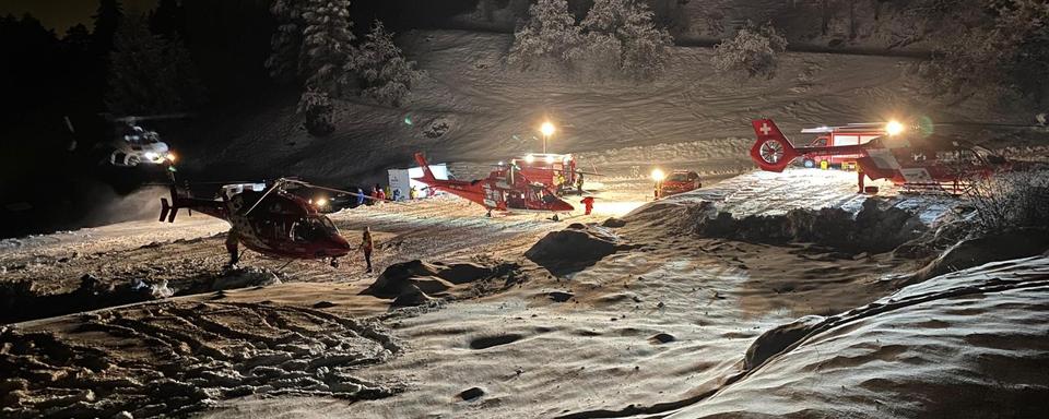 Des hélicoptères pour la recherche des victimes en montagne. [Police cantonale valaisanne]