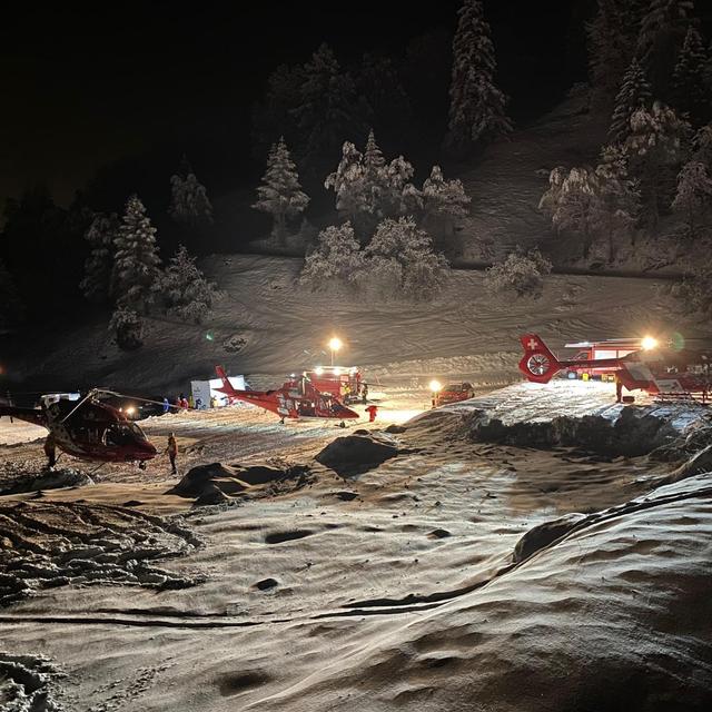 Des hélicoptères pour la recherche des victimes en montagne. [Police cantonale valaisanne]