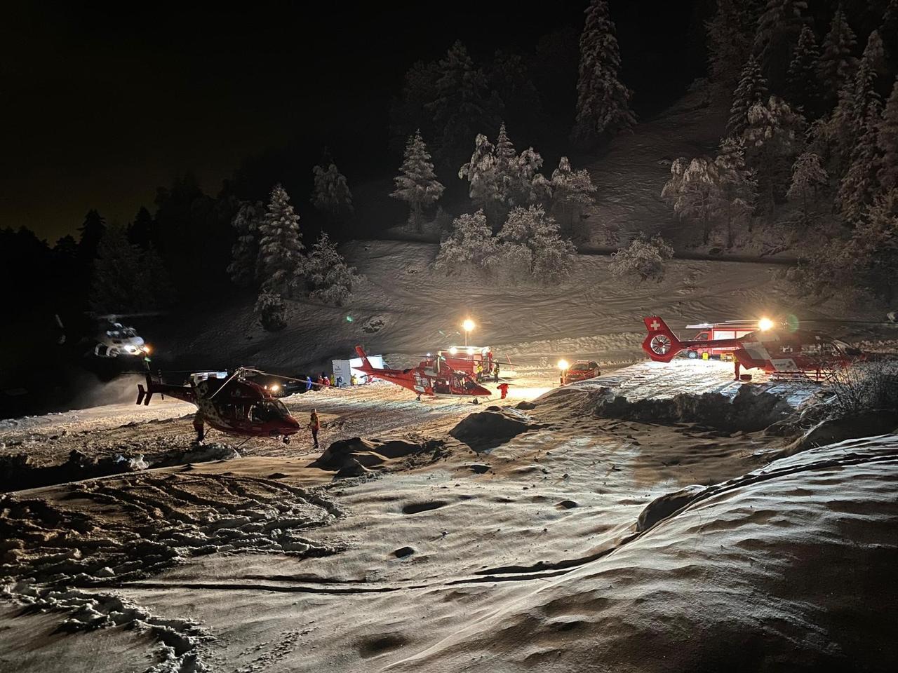 Des hélicoptères pour la recherche des victimes en montagne. [Police cantonale valaisanne]