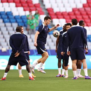 L'équipe de football française qui s'entraîne pour son match contre l'Espagne à l'Euro 2024. [Keystone/EPA - Anna Szilagyi]