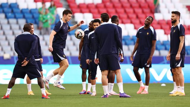 L'équipe de football française qui s'entraîne pour son match contre l'Espagne à l'Euro 2024. [Keystone/EPA - Anna Szilagyi]