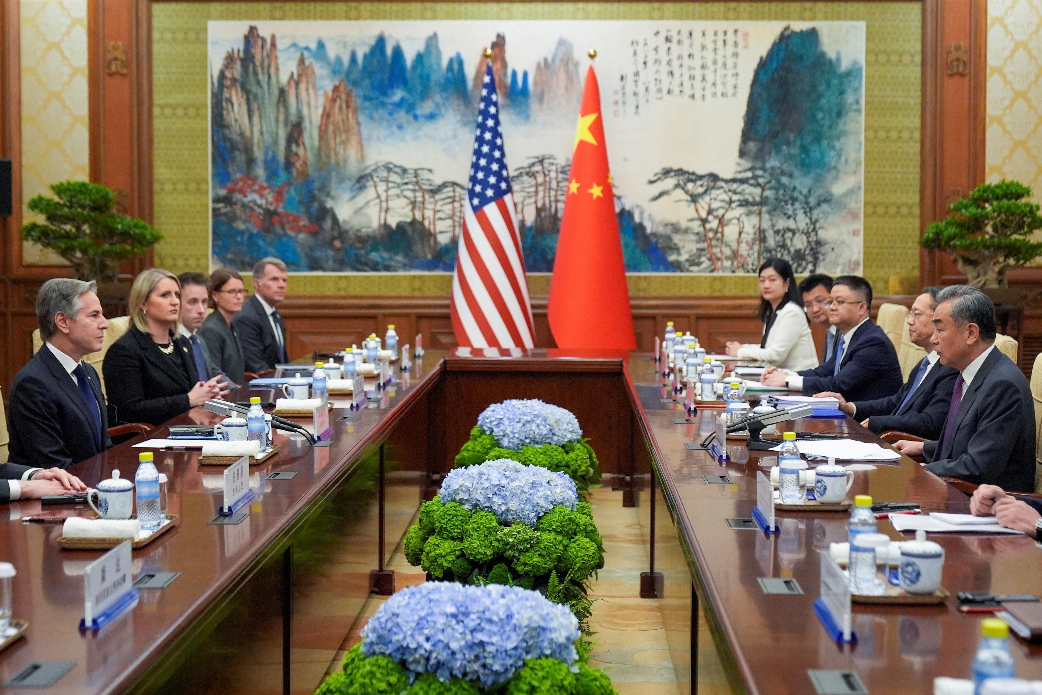 Le secrétaire d'État américain Antony Blinken assiste à une réunion avec le ministre chinois des Affaires étrangères Wang Yi dans le complexe diplomatique de Diaoyutai, le 26 avril 2024, à Pékin. [via REUTERS - Mark Schiefelbein]