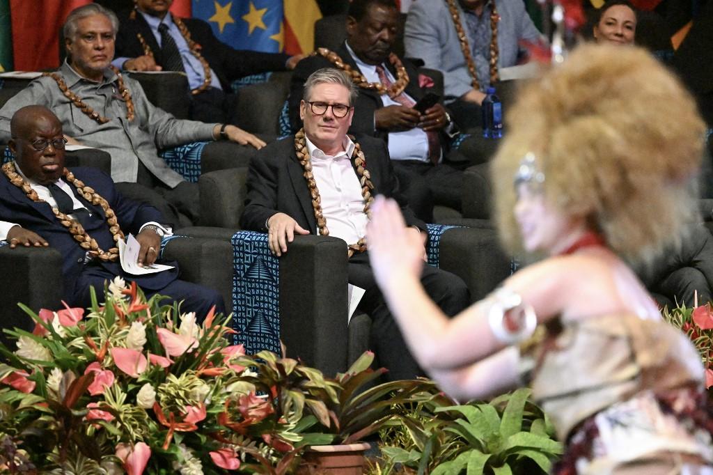 Le Premier ministre britannique Keir Starmer observe des danseurs lors de la cérémonie d'ouverture de la réunion des chefs de gouvernement du Commonwealth à Apia, Samoa, le 25 octobre 2024. [AFP - WILLIAM WEST]