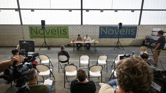 Les présidents de Novelis Europe et Sierre en conférence suite aux crues du Rhône en Valais. [Keystone - Louis Dasselborne]