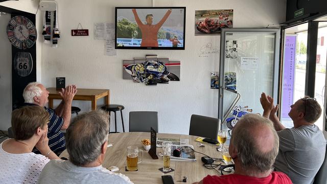 Le cavalier jurassien Steve Guerdat soutenu dans son village. [RTS - Gaël Klein]