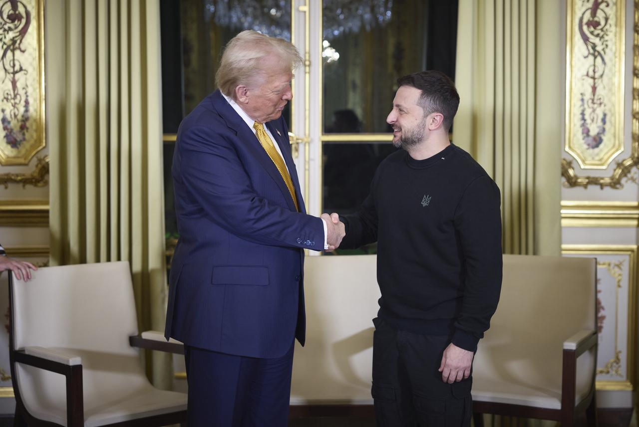 Donald Trump et Volodymyr Zelensky se sont entretenus samedi à Paris. [KEYSTONE - PRESIDENTIAL PRESS SERVICE OF UK]