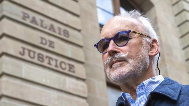 Pierre Beck arrive au palais de justice pour l'ouverture de son procès en appel. [KEYSTONE - MARTIAL TREZZINI]