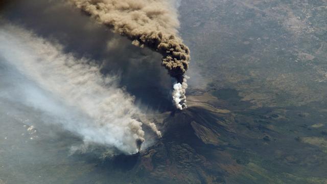 Eruption de l'Etna (I) en octobre 2002, photographiée par l'équipage de la Station Spatiale Internationale. [NASA]