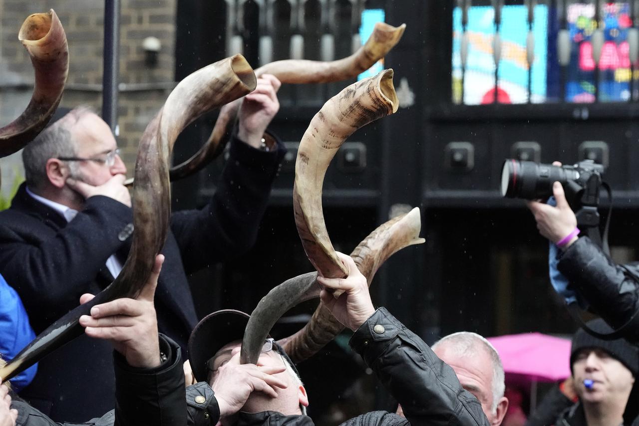 Des centaines de personnes se sont rassemblées à Londres pour sonner le chofar, afin de réclamer la libération des otages israéliens détenus à Gaza. [Keystone - Frank Augstein - AP Photo]