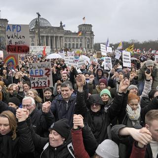 Une manifestation contre l'AFD à Berlin. [Keystone - AP Photo/Ebrahim Noroozi]