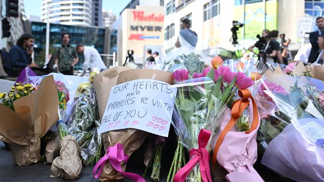 Des fleurs en hommage aux victimes de l'attaque au couteau dans un centre commercial de Sydney [Keystone/EPA - Dean Lewins]