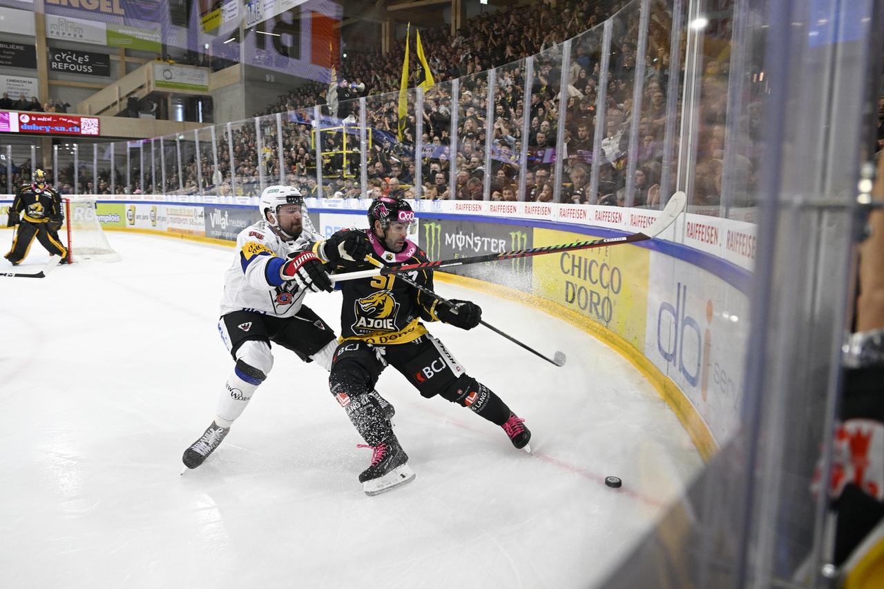 Alain Birbaum (ici face à son ancien coéquipier Andrei Bykov) vit ses dernières semaines dans la peau d'un hockeyeur professionnel. [KEYSTONE - Anthony Anex]